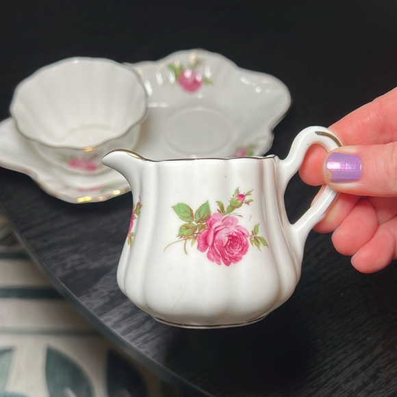 Vintage Royal Stuart rose floral porcelain creamer and sugar with underplate - Picture 2 of 16